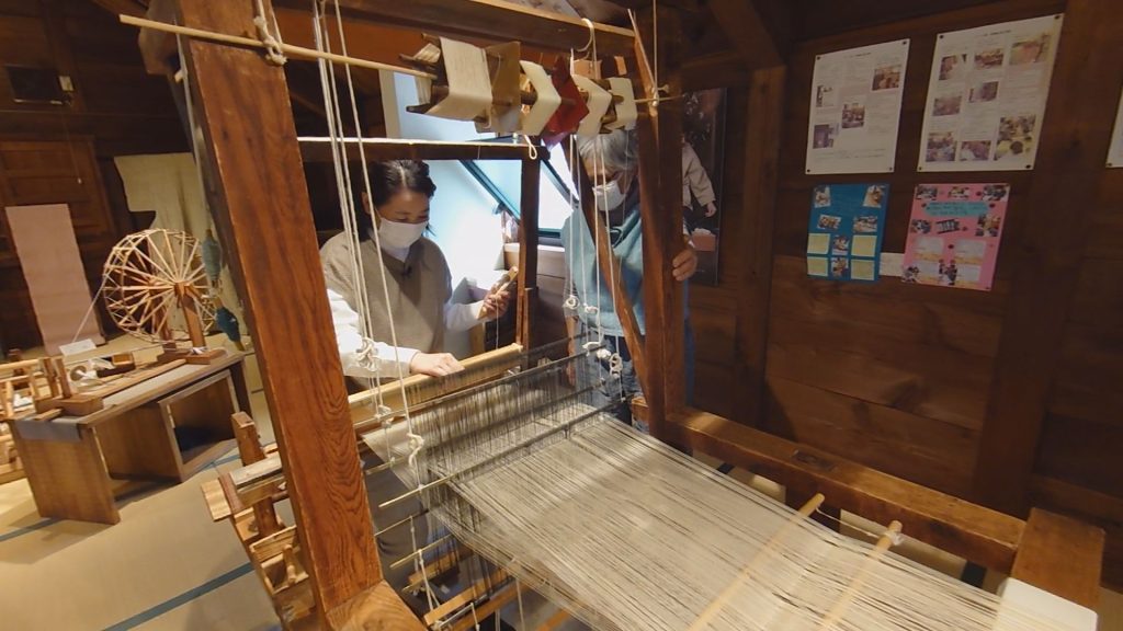 「ぐるっと羽島」で美濃縞伝承会の会員の方に教えてもらいながら機織り体験
