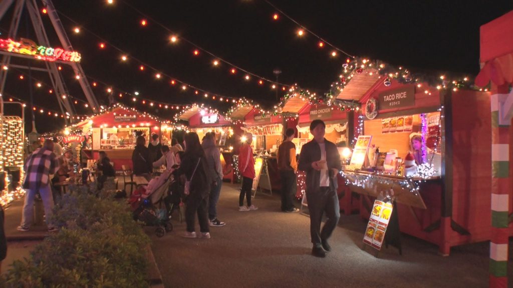 温かい食事と飲み物が楽しめるクリスマスマーケット