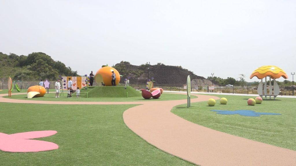【フルーツ公園】地面はこどもが転んでも大丈夫なように芝生や柔らかい素材を使用