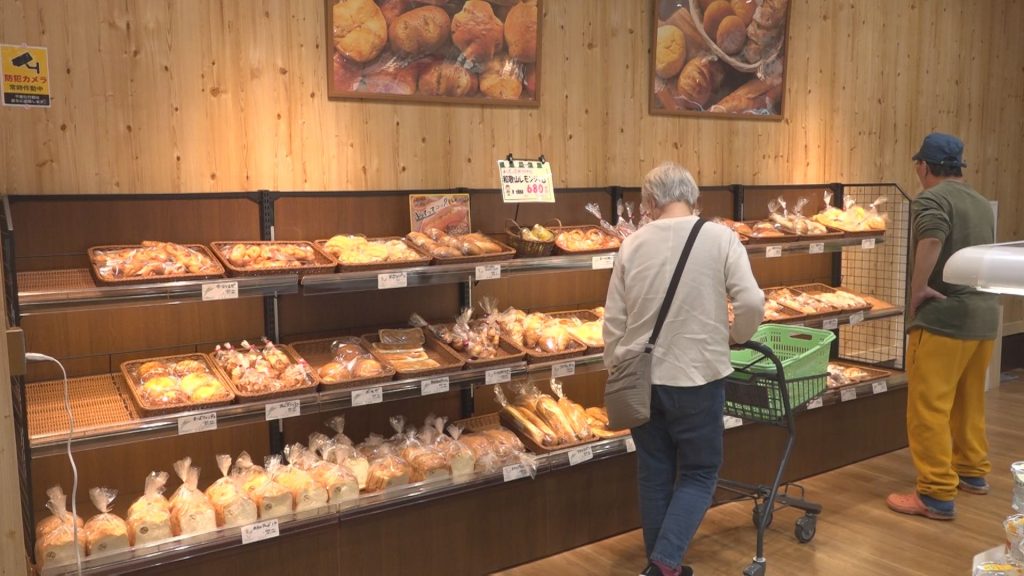よってっての新名物「よってってベーカリー」常時30種類もの自家製パンが並ぶ