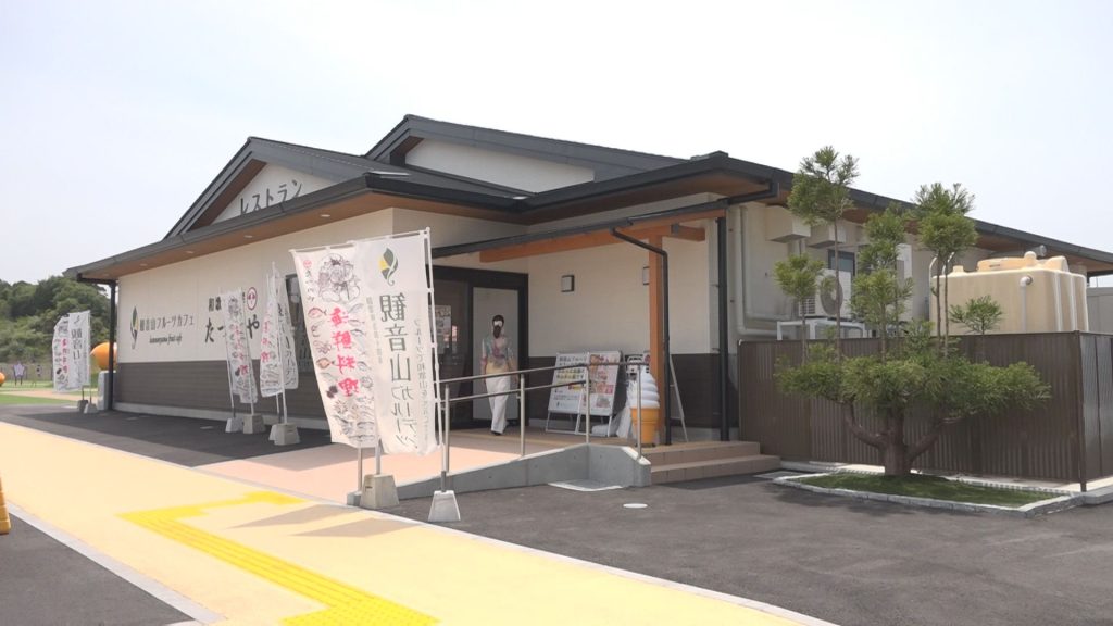 県内外から多くのお客さんが和歌山の特産品に舌鼓