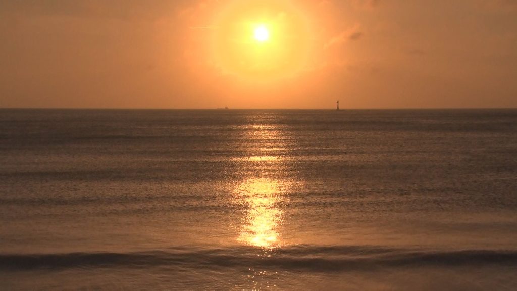 海岸から見る夕日は「和歌山の朝日・夕日100選」にも 選ばれている
