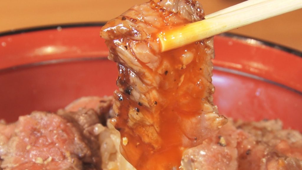 赤身のうまみと卵がからみあう絶品名物どんぶり