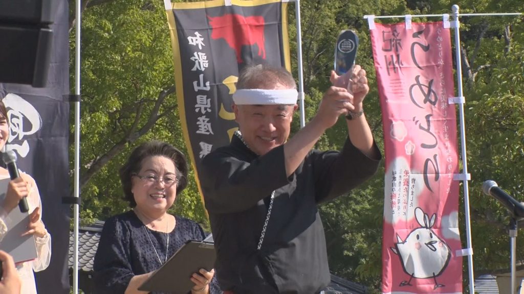 優勝した休暇村紀州加太の理事・総支配人 義本英也さん